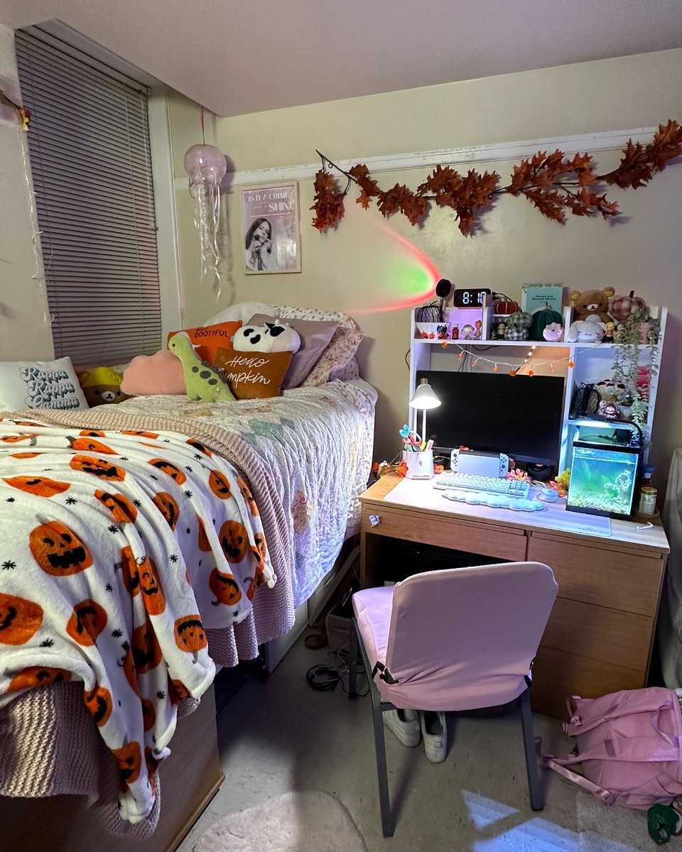 #FeatureFriday Discover the art of coziness in Landis Hall! 🏡✨ Dive into this dorm room's unique decor that envelops you in warmth and comfort, creating a cozy haven where every detail is designed to make you feel right at home. 🌟 #FSUDorm #FSURoom #FSULandis #LandisHall