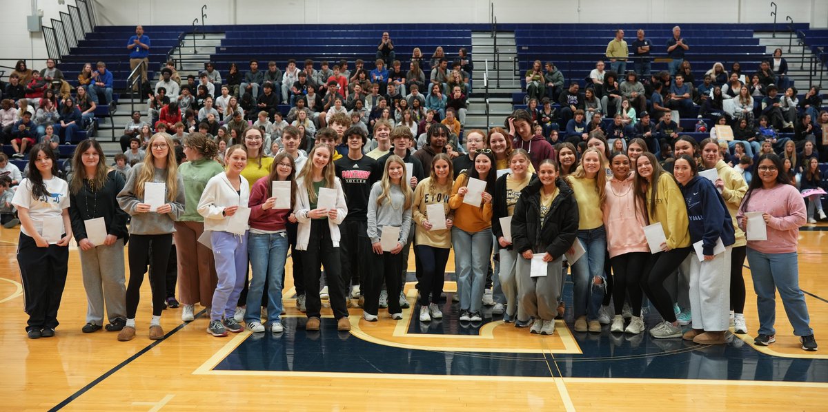 EtownKySchools's tweet photo. On Friday afternoon, students were honored for their dedication and hard work as they received their letters and bars for academic achievement. This recognition celebrates their commitment to excellence in the classroom and their pursuit of academic success. #GoBigE #CitySchools https://t.co/arqQZM0hv8