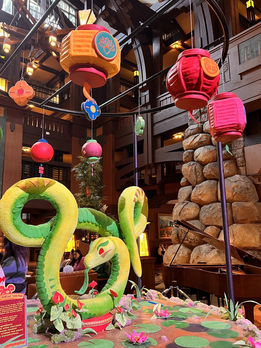 itsmleonard's tweet photo. Love the Lunar New Year display at The Grand Californian. Though, it's not as cool as the dragon overhead was https://t.co/LdS1WyBgqt
