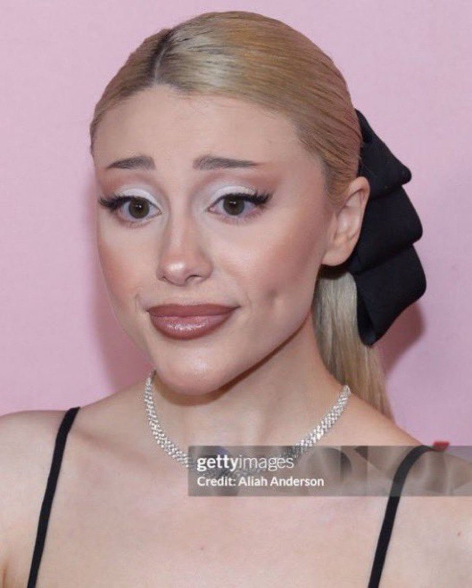 SWTLORES's tweet image. someone said it looks like pete davidson trying to look like ariana HELP
