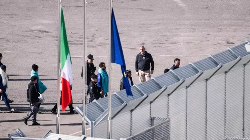 Migranti, i giudici non convalidano i trattenimenti in #Albania: i 43 torneranno domani sera a Bari
Funzioneranno!
43 tornano indietro in #Italia,a gennaio 3263 sbarchi.
#incapaci
#Maiadx
sx e ✨ daje mo'