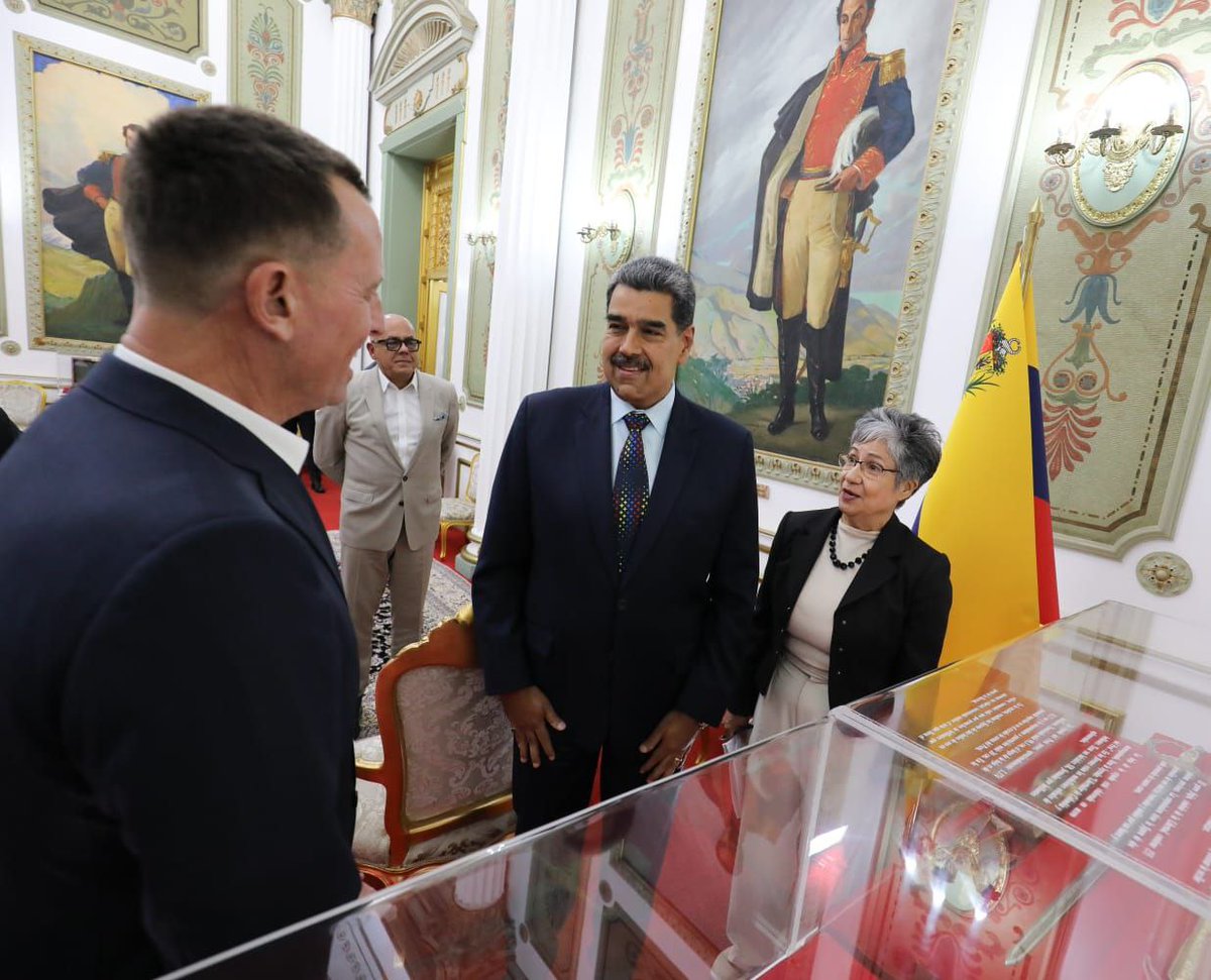 ConElMazoDando's tweet photo. El presidente de la República Bolivariana de Venezuela, Nicolás Maduro, recibió este viernes en el Palacio de Miraflores, en Caracas, al enviado especial de Donald Trump, Richard Grenell, a quien le plantea una  "agenda cero" con el Gobierno de Estados Unidos (EEUU).

El representante estadounidense arribó a Venezuela en horas de la tarde, y fue recibido en el Aeropuerto Internacional Simón Bolívar de Maiquetía por el presidente de la Asamblea Nacional (AN), diputado Jorge Rodríguez, acompañado por el ministro del Poder Popular para Relaciones Exteriores, Yván Gil.

El encuentro con el Jefe de Estado fue confirmado más temprano por la Cancillería venezolana, lo que marca el primer acercamiento formal entre la nación bolivariana con la nueva Administración de Trump, tras su investidura el pasado 20 de enero.

#31Ene #ChavismoUnidadPerfecta