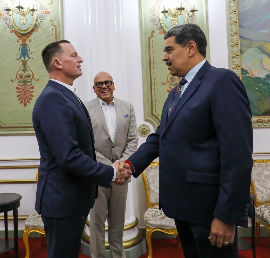 ConElMazoDando's tweet photo. El presidente de la República Bolivariana de Venezuela, Nicolás Maduro, recibió este viernes en el Palacio de Miraflores, en Caracas, al enviado especial de Donald Trump, Richard Grenell, a quien le plantea una  "agenda cero" con el Gobierno de Estados Unidos (EEUU).

El representante estadounidense arribó a Venezuela en horas de la tarde, y fue recibido en el Aeropuerto Internacional Simón Bolívar de Maiquetía por el presidente de la Asamblea Nacional (AN), diputado Jorge Rodríguez, acompañado por el ministro del Poder Popular para Relaciones Exteriores, Yván Gil.

El encuentro con el Jefe de Estado fue confirmado más temprano por la Cancillería venezolana, lo que marca el primer acercamiento formal entre la nación bolivariana con la nueva Administración de Trump, tras su investidura el pasado 20 de enero.

#31Ene #ChavismoUnidadPerfecta