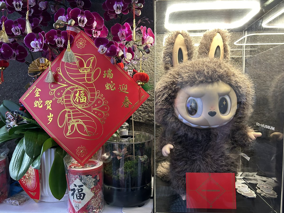 Received a faichun designed by Erik Foss from <a href="/co_museum/">Co-Museum</a> , my Zimomo loves it too.

Wishing all of you guys have a good Year of the Snack!!

2025 is the year of <a href="/co_museum/">Co-Museum</a> &amp; <a href="/pudgypenguins/">Pudgy Penguins</a>