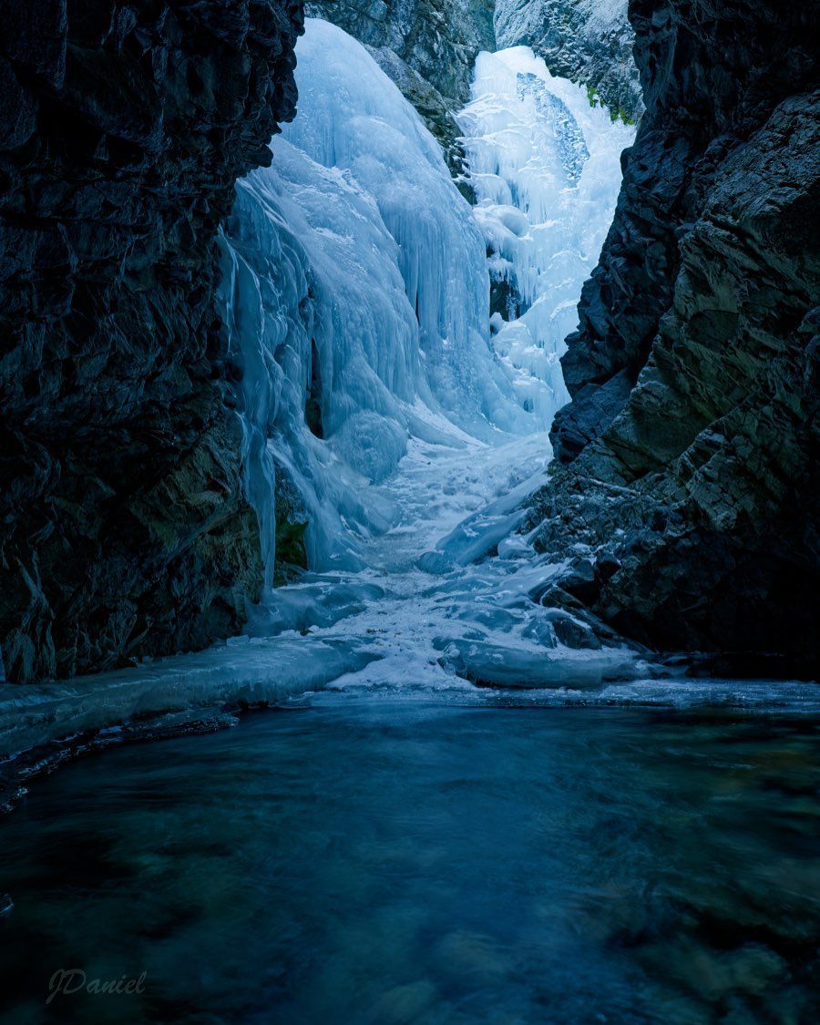 A path to Narnia or frozen Zapata Falls? Discover for yourself👀 
.
(It's Zapata Falls, which is the *coolest* waterfall, especially when it's frozen into an icy art sculpture❄️) #visitalamosa
📸: <a href="/j/">j</a>.daniel.photo