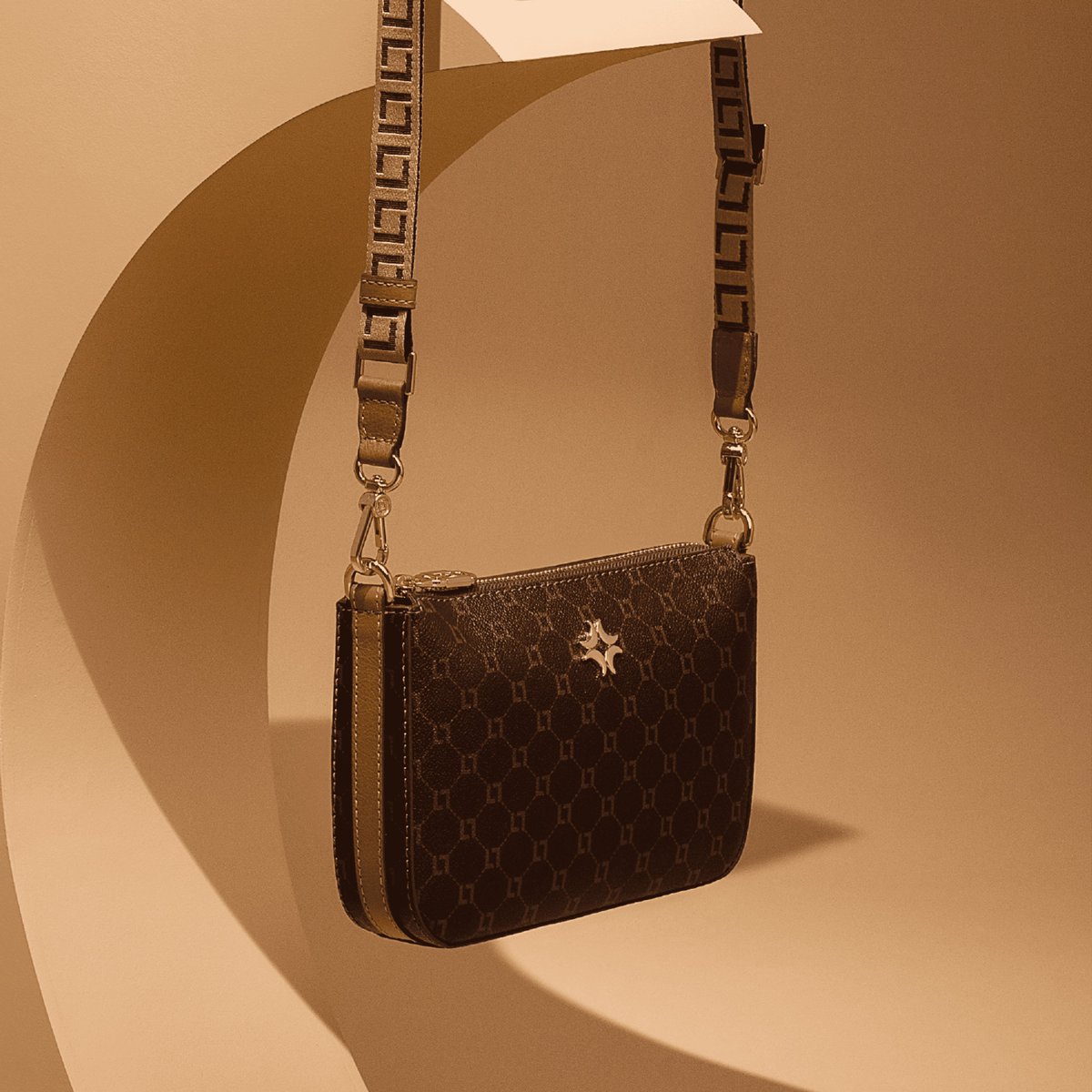 luzdalua's tweet photo. A charmosa alça em minigorgorão adiciona um toque descolado à minibag em Monograma Mocca. Garanta a sua! 🤎

Compre na loja virtual:
https://t.co/LeM0ztwYTG https://t.co/GcmvL89C1E
