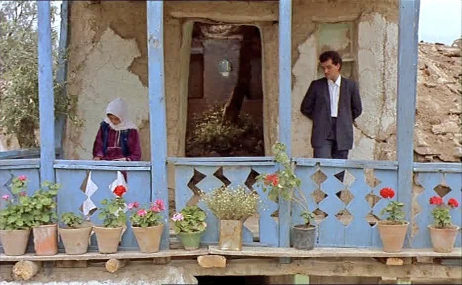 Senin gördüğün ağzımın kenarında duran dua,
ben ayaklarımın altındaki toprağa, döktüğüm
gözyaşına inandım. Öyle uzun ki dünya;
katlanmaya, kıvrılmaya, açılıp çarşaf olmaya.
Mümkündür yol yapmaya bir ömür, yol almaya.

Birhan Keskin