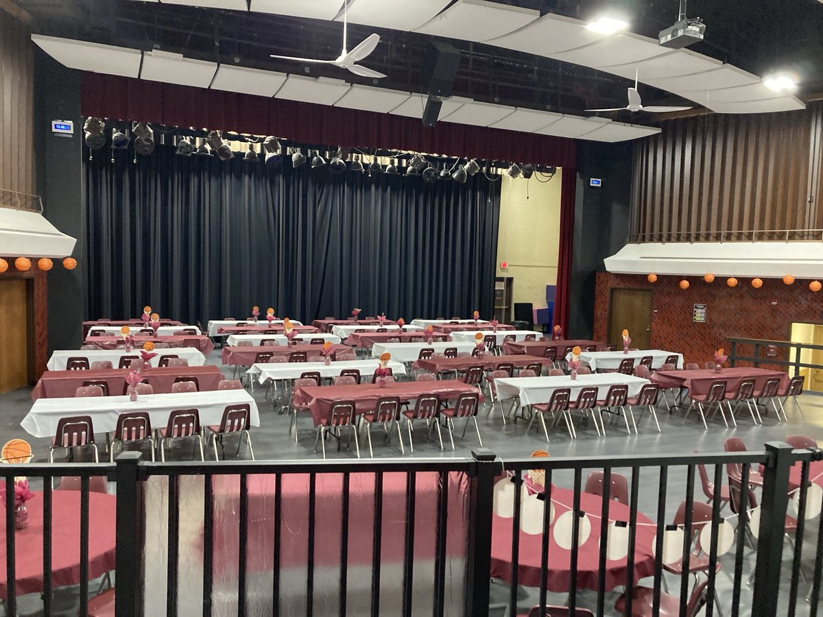 E_RODRIGUEZ_IG's tweet image. Let’s do this 🏀 Hoops, food, friends and fun tonight! Got some Argo gear too 😎 #ArgoAlumniNight 2025 #ArgoClassof85 #GoArgo