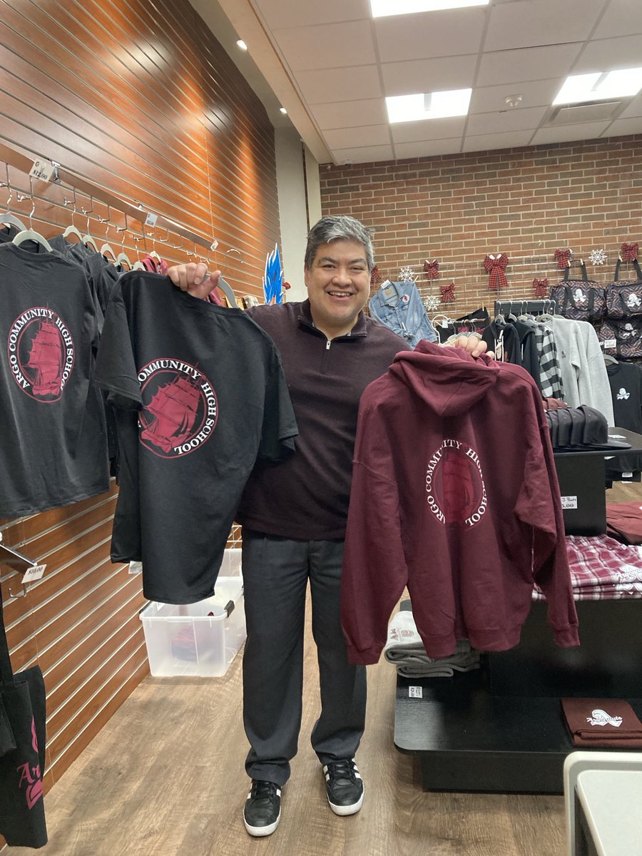 E_RODRIGUEZ_IG's tweet image. Let’s do this 🏀 Hoops, food, friends and fun tonight! Got some Argo gear too 😎 #ArgoAlumniNight 2025 #ArgoClassof85 #GoArgo