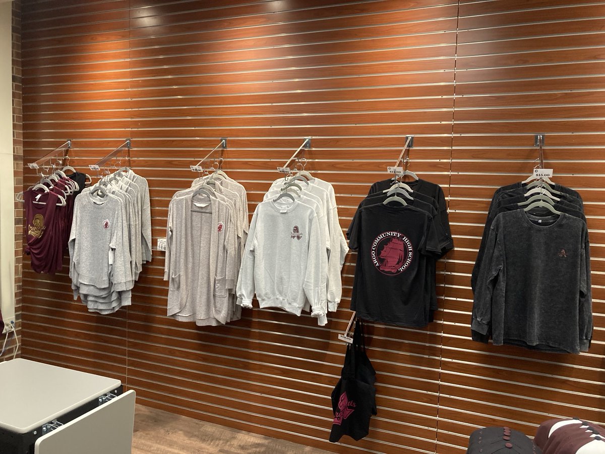 E_RODRIGUEZ_IG's tweet image. Let’s do this 🏀 Hoops, food, friends and fun tonight! Got some Argo gear too 😎 #ArgoAlumniNight 2025 #ArgoClassof85 #GoArgo