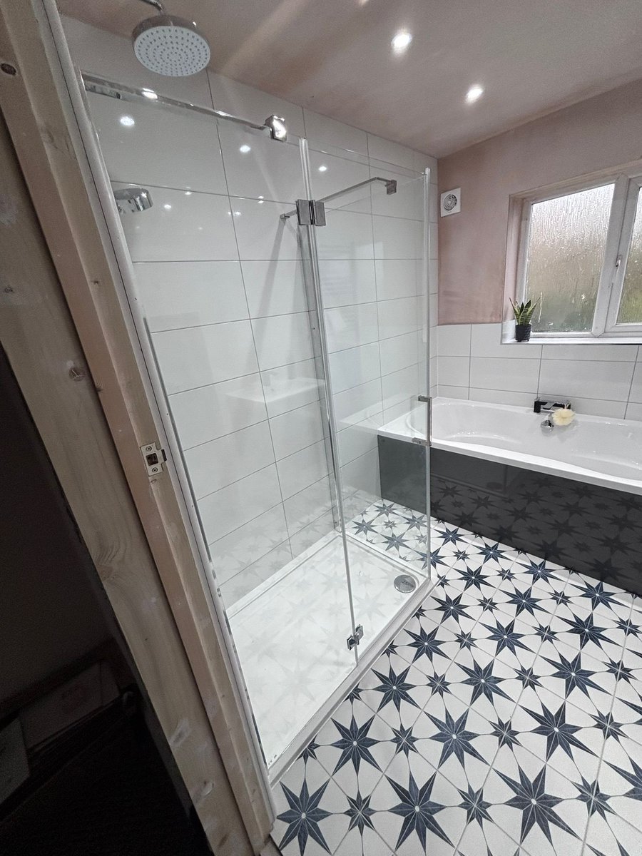 We are still doing bits … 👀

Kings Norton project finally complete today. 3 rooms complete. 2 bathrooms and 1 WC . 

Here’s a few pics of the main bathroom transformation ….. 

RT’s and Likes always appreciated !!! 

See you all tomorrow at the quarter final 😀😀⚽️🔥🔥 

UTR
