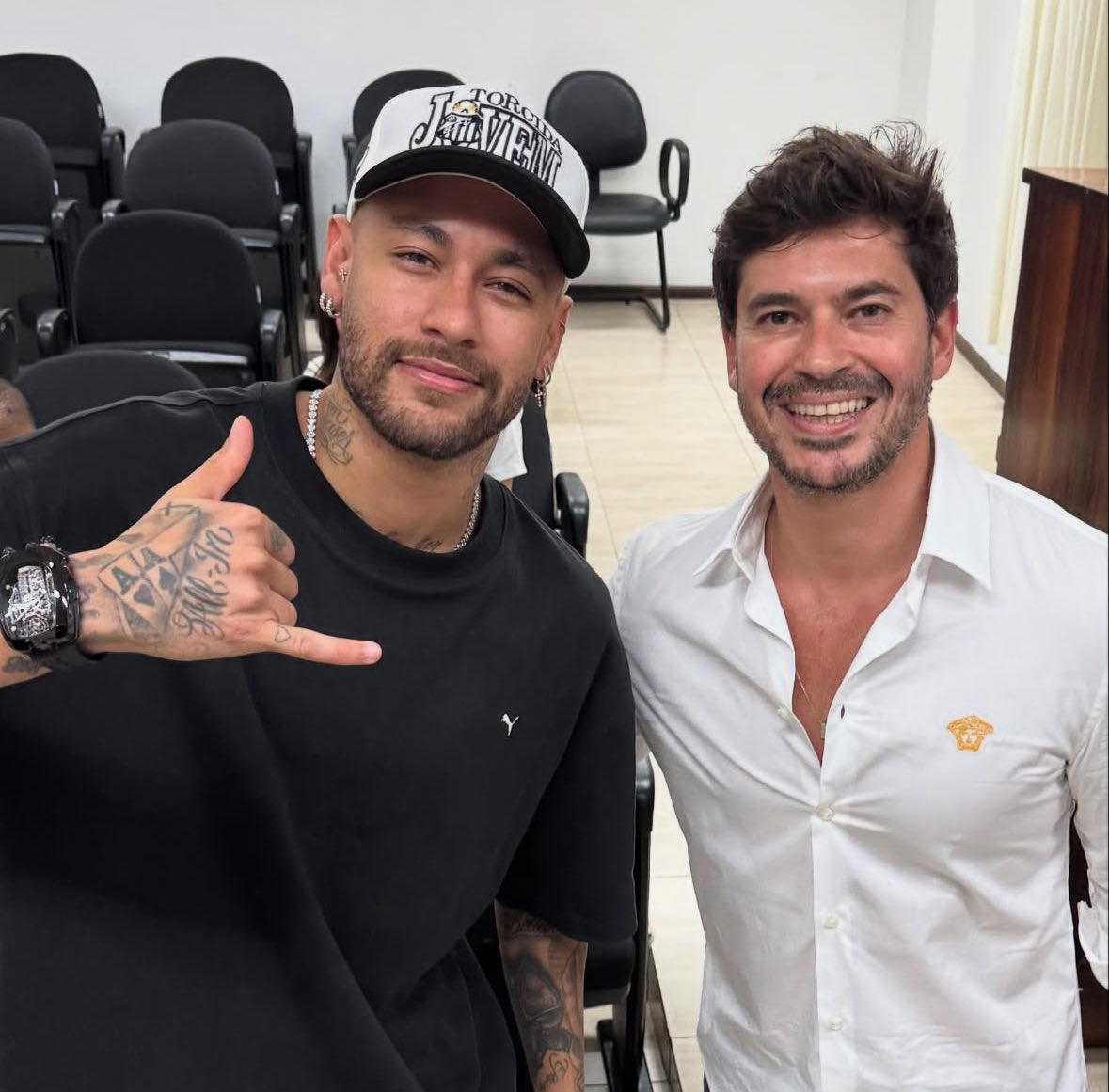 Neymar usa boné da Torcida Jovem no CT Rei Pelé, ao lado do assessor especial da presidência Júnior Bozzella. Craque virá de carro para a Vila Belmiro ser recepcionado pela torcida.