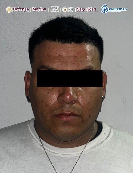 En seguimiento a trabajos de investigación, el Gabinete de Seguridad @SEDENAmx, <a href="/SEMAR_mx/">SEMAR México</a> , <a href="/FGRMexico/">FGR México</a>, <a href="/GN_MEXICO_/">Guardia Nacional</a> y <a href="/SSPCMexico/">Secretaría de Seguridad y Protección Ciudadana</a>, en una operación conjunta con  la Policía Estatal <a href="/pazgobgente/">Secretaría de Seguridad y Paz</a> , cumplimentaron dos órdenes de aprehensión contra dos hombres, uno de ellos