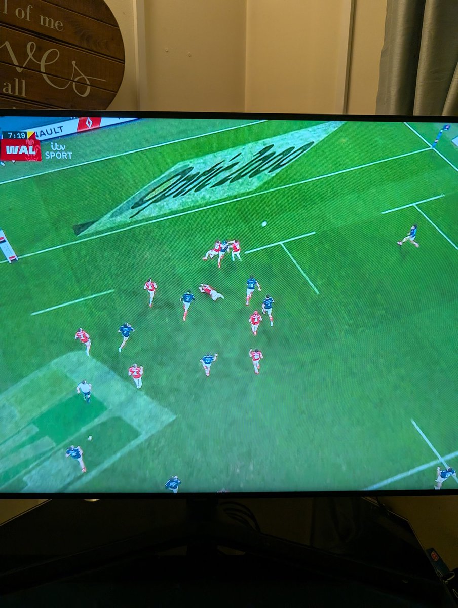 garethtaffyjohn's tweet photo. @WorldRugby @Nigelrefowens why this isn't forward pass?! https://t.co/ma3WtOQHAW