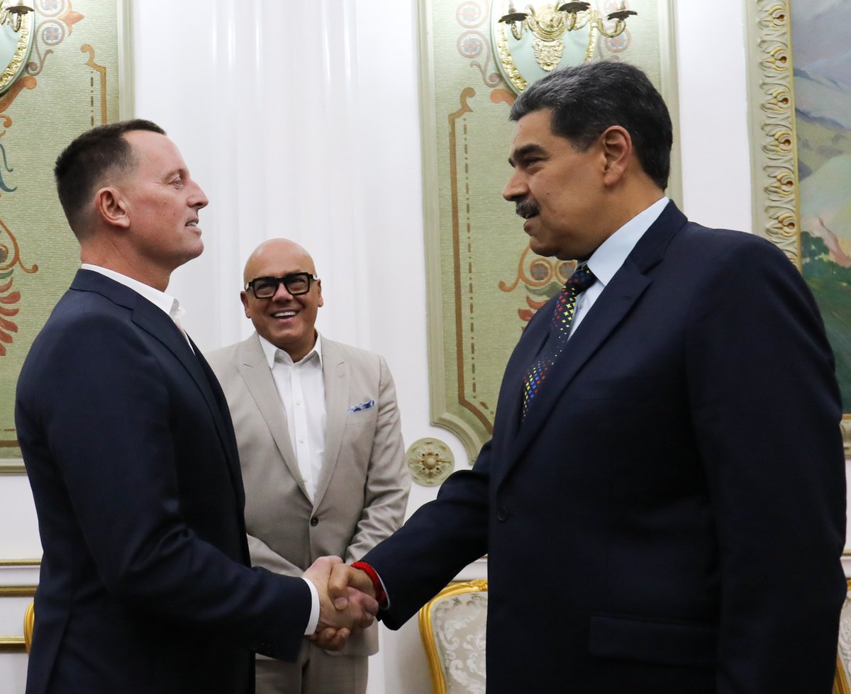 ernestojmro's tweet photo. Presidente Nicolás Maduro recibe a enviado especial de Donald Trump, Richard Grenell y plantea “agenda cero” con gobierno de Estados Unidos, que significa la eliminación o reducción de barreras que afectan las relaciones bilaterales.

¡Escuálidos, sin llorar! https://t.co/R9fBDpHfcq