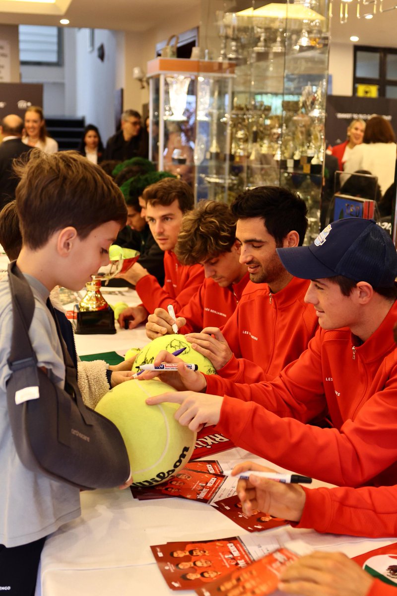 TTForgtr's tweet photo. #DavisCup Türkiye-Meksika Eşleşmesinin Kuraları Çekildi 🇹🇷🇲🇽

TED Spor Kulübü’nün ev sahipliği yapacağı, 1-2 Şubat tarihlerinde oynanacak Davis Cup World Group I Play-Off karşılaşmalarının maç programı belli oldu.

Kura çekimi törenine Türkiye Tenis Federasyonu Başkanı Şafak Müderrisgil, Meksika Büyükelçisi Jose Luis Martinez y Hernandez, Turnuva Başhakemi Ahmed Abdel-Azim ile her iki takımın oyuncuları ve kaptanları katıldı.

Kura çekimi sonucunda 1 Şubat Cumartesi saat 12.00’de başlayacak müsabakalarda teklerde Ergi Kırkın ile Alex Hernandez müteakiben ise Yankı Erel ile Rodrigo Pacheco Mendez karşı karşıya gelecek.

2 Şubat Pazar günü ise saat 11.00’de başlayacak maçlarda çiftlerde Cem İlkel/Mert Naci Türker ikilisi ile Daniel Moreno/ Rodrigo Pacheco Mendez çifti mücadele edecek.

Bu maçın ardından başlayacak tekler maçlarında Ergi Kırkın ile Rodrigo Pacheco Mendez ve Yankı Erel ile Alex Hernandez karşılaşacak.

🔗 https://t.co/60LLBmwqnR