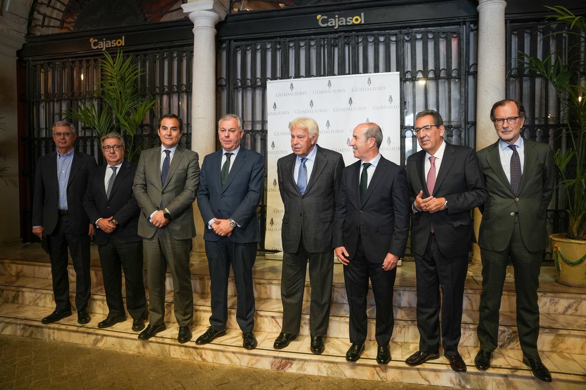 Felipe González es un referente de nuestra democracia y un sevillano del que sentirnos orgullosos.

Escucharlo siempre es una lección de sabiduría, experiencia, responsabilidad y sentido de Estado.

Ha sido un placer asistir al foro <a href="/guadaliuris/">Guadaliuris</a> en <a href="/Cajasol/">Fundación Cajasol</a>