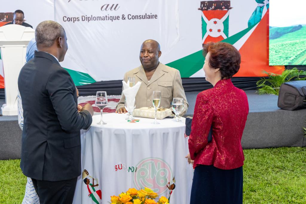 KarerwaNdenzako's tweet photo. Avec un Discours Puissant et surtout touchant que certains ont déjà qualifié de "Riot Act", S.E @GeneralNeva a dit la vérité, toute la vérité et rien que la vérité au Corps Diplomatique et Consulaire accrédités au #Burundi.
L'hypocrisie et le sabotage économique étaient au menu. https://t.co/x7fFRTJtKm