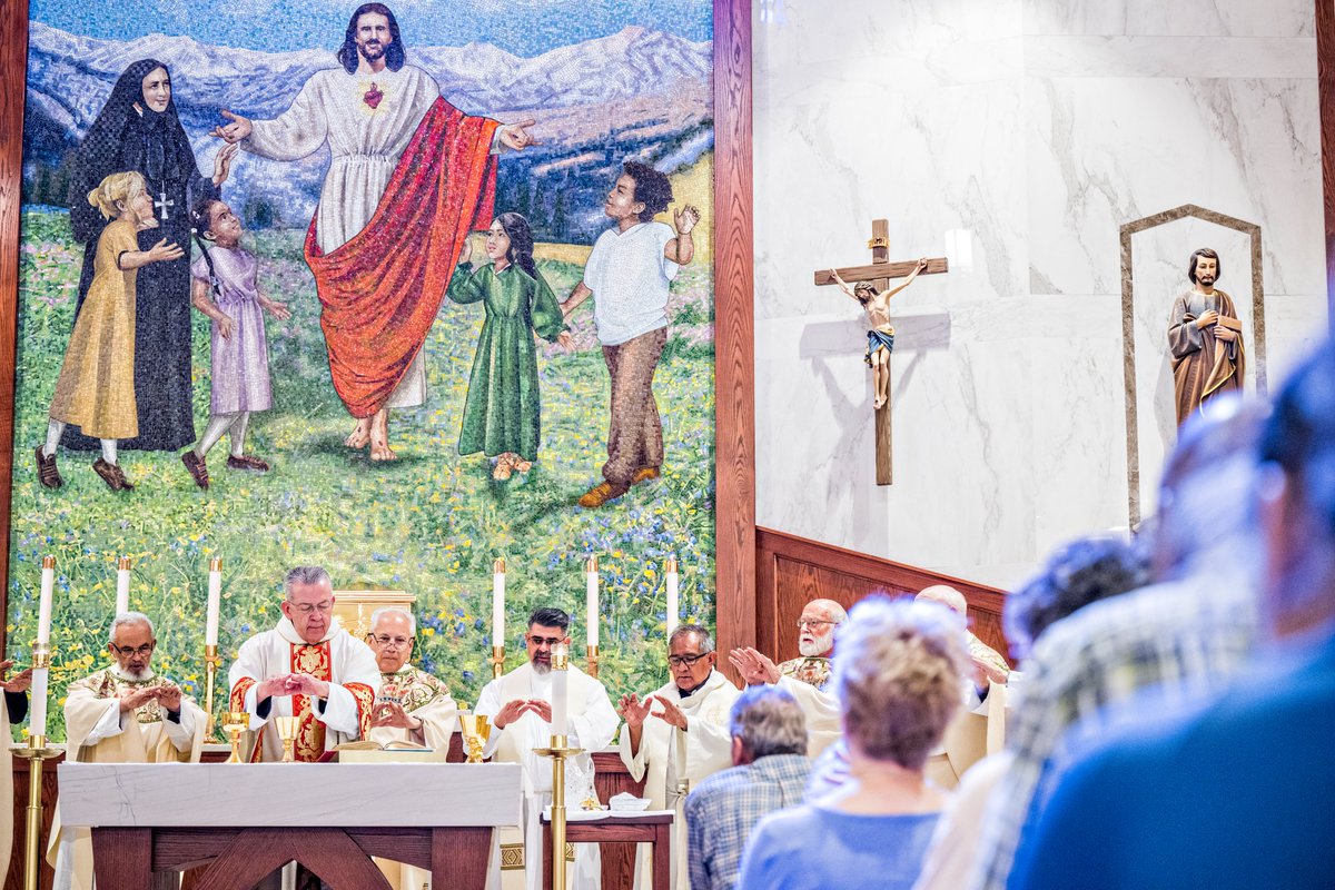 It’s going to be a beautiful weekend in Golden, Colorado! 

Join us at Mother Cabrini Shrine for Mass on Sunday:
⛪ 8:00 a.m.
⛪ 11:00 a.m.
⛪ 2:00 p.m. (Spanish)

After the 8 a.m. Mass, enjoy donuts and coffee with us 🍩☕ Come for the Mass, stay for the community and the views!