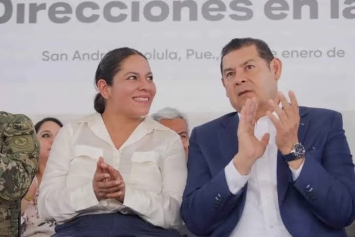 El gobernador de #Puebla, Alejandro Armenta (<a href="/armentapuebla_/">Alejandro Armenta</a>), y la alcaldesa de #SanAndresCholula, @LupitaCuautle, entregan nueva infraestructura educativa en la primaria “Aquiles Serdán”
Beneficiando a 678 estudiantes. También anuncian rehabilitación del penal y apoyo en