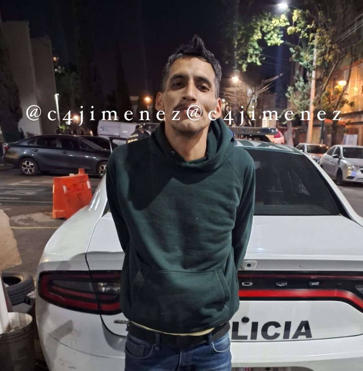 c4jimenez's tweet photo. RATAS GANDALLAS
Así jalonearon, tiraron, golpearon… a un joven para robarle su cel.
Es Av Pino Suárez.
Agentes de @SSC_CDMX Sector Centro los persiguieron y detuvieron.
Así acabaron los dos.
Son:
Yuliane y
Armando Carmona.
Si los reconoce, denúncielos.
El caso #C4EnAlert https://t.co/Q496pVsLOP