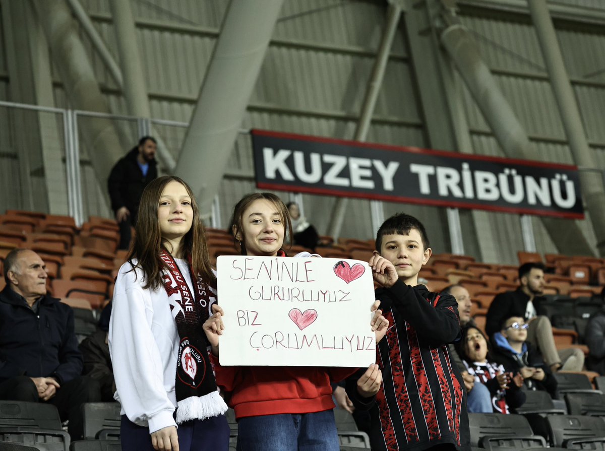 corumfk's tweet photo. Yediden yetmişe, bu sevda  ❤️🖤 

#İyigeceler #çorumfk https://t.co/BpyWlhM3b3