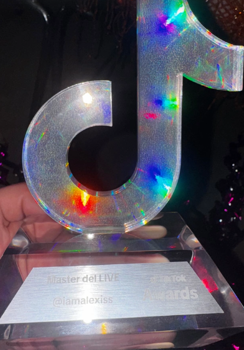 dafercro's tweet photo. Muchas felicidades mi rey vamos por mas, del odio al amor hay un paso, ahora no puedo vivir sin tikitiki🥰mis noches se convirtieron en risoterapia💛🥇🌽#Latam #top1 https://t.co/Kn3FHTznu2
