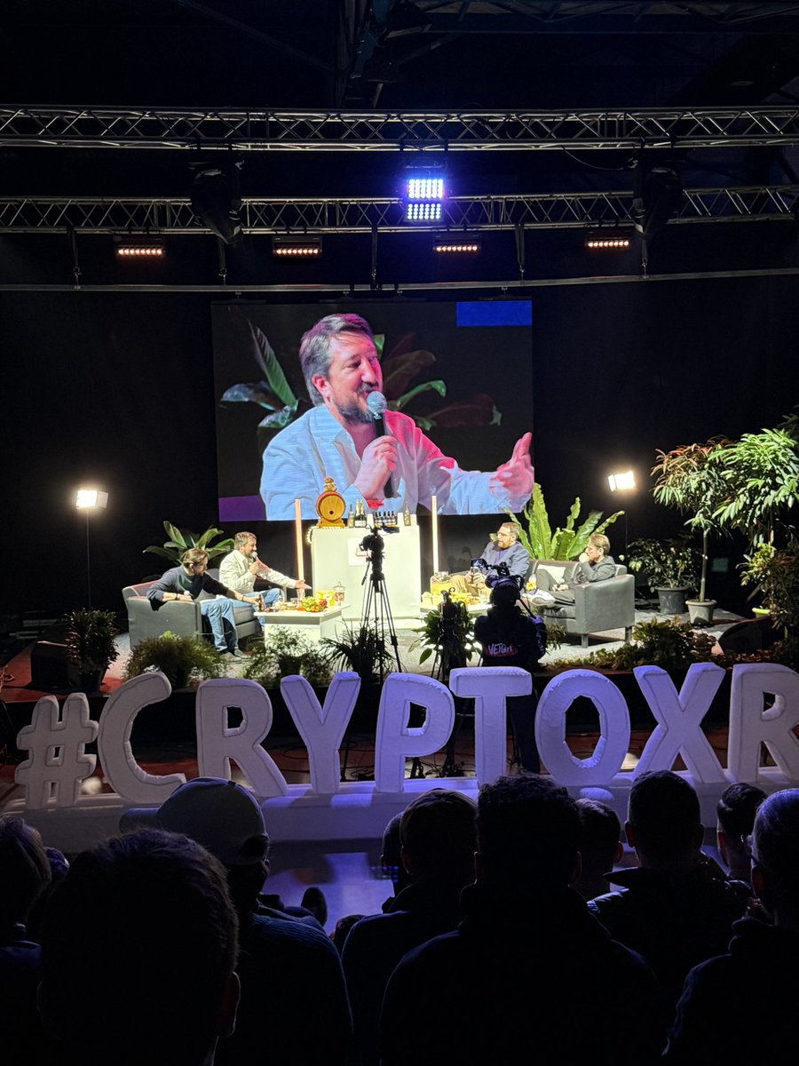 Emi + un verre = le top divertissement de cet écosystème 😏

🥂 le frère <a href="/Dark_Emi_/">Emi</a>