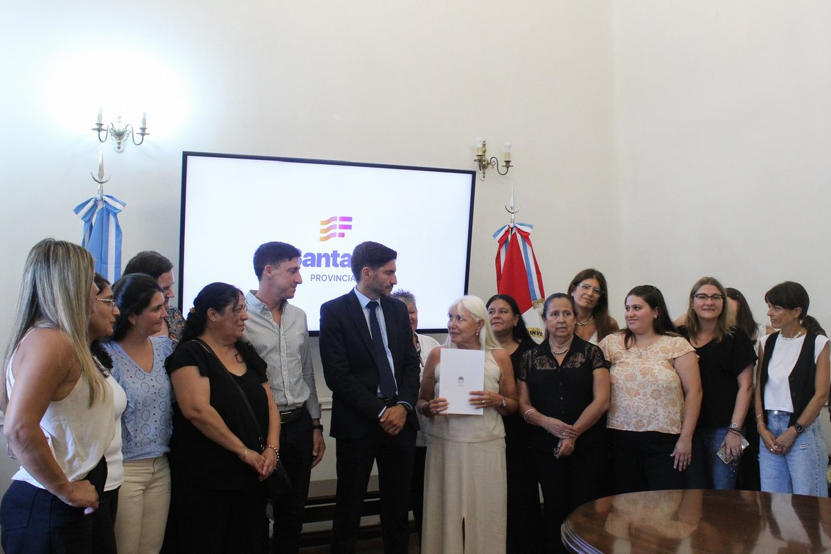Camess8's tweet photo. ✨ Más oportunidades para nuestras emprendedoras y empresarias 
Acompañadas por el Gobernador @maxipullaro y el Senador por el departamento La Capital @PacoGaribaldi, seguimos avanzando en la mejora de iniciativas que potencian el talento, la innovación y el crecimiento económico https://t.co/JGTmaxHtDk