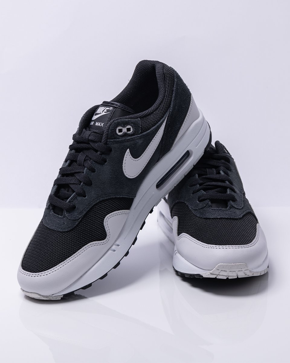 topsnbottomsusa's tweet image. Nike Air Max 1 "Off Noir" is now available online and in-store. Don’t miss this iconic drop - shop now! 💙🔥 ⁠
⁠
#AirMax1 #HyperBlue #OffNoir #Noir #Sneakerheads #StreetwearStyle #TopsAndBottomsExclusive #KickGameStrong