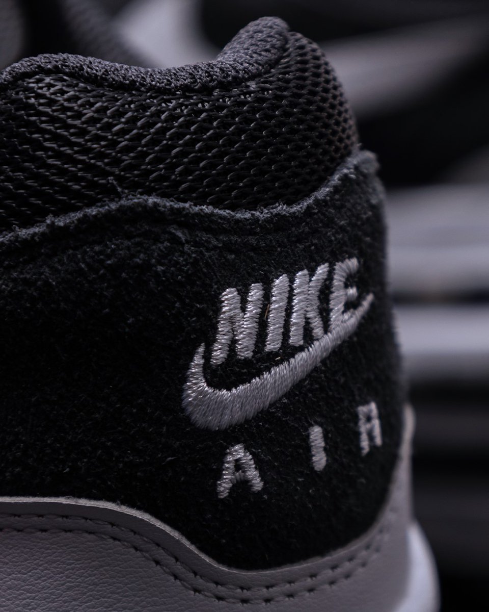 topsnbottomsusa's tweet image. Nike Air Max 1 "Off Noir" is now available online and in-store. Don’t miss this iconic drop - shop now! 💙🔥 ⁠
⁠
#AirMax1 #HyperBlue #OffNoir #Noir #Sneakerheads #StreetwearStyle #TopsAndBottomsExclusive #KickGameStrong