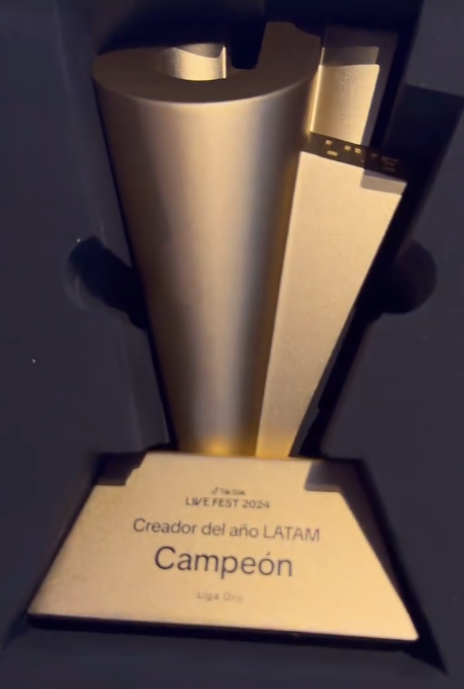 dafercro's tweet photo. Muchas felicidades mi rey vamos por mas, del odio al amor hay un paso, ahora no puedo vivir sin tikitiki🥰mis noches se convirtieron en risoterapia💛🥇🌽#Latam #top1 https://t.co/Kn3FHTznu2