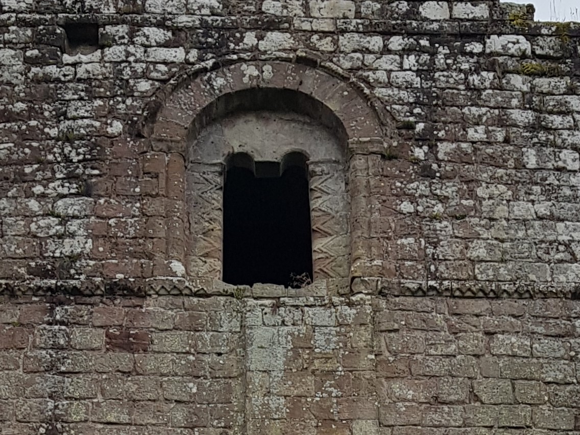 TheHistoryMouse's tweet photo. More classic Romanesque for #RomanesqueRiday. Missing pier from 2-light window. But look closely, both jambs and string course have saw tooth decoration yet this is the third stage of the tower and barely visible from the ground with the naked eye #HeidiAtGoodrich #GoodrichKeep https://t.co/0mDNZpLEq1