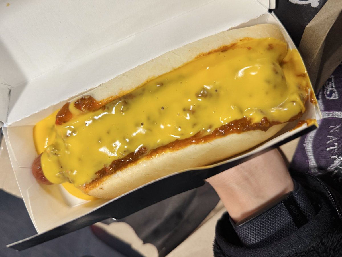 TiffanyFong's tweet photo. i got an airport chili cheese dog 😌 https://t.co/vwbWca22k4