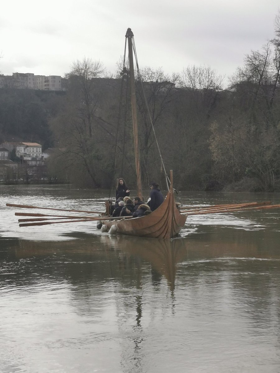 JeanRostandGers's tweet photo. Jour 1 au @Angouleme_BD pour les élèves de 6eme du @JeanRostandGers : ateliers de dessin, balade en drakkar, expositions.. Une belle découverte pour nos élèves ! @dsden_32 @actoulouse #peac #projetfestibd #liaisoncycle3 https://t.co/GlP3ItdmE7