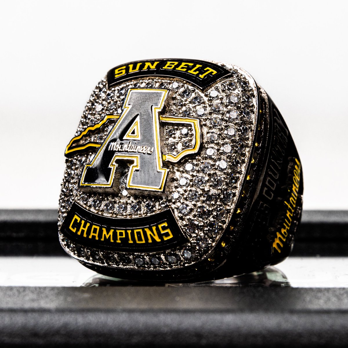 AppTF_XC's tweet photo. They’ve 𝓪𝓻𝓻𝓲𝓿𝓮𝓭 💍

#GoApp https://t.co/9VmENbT422