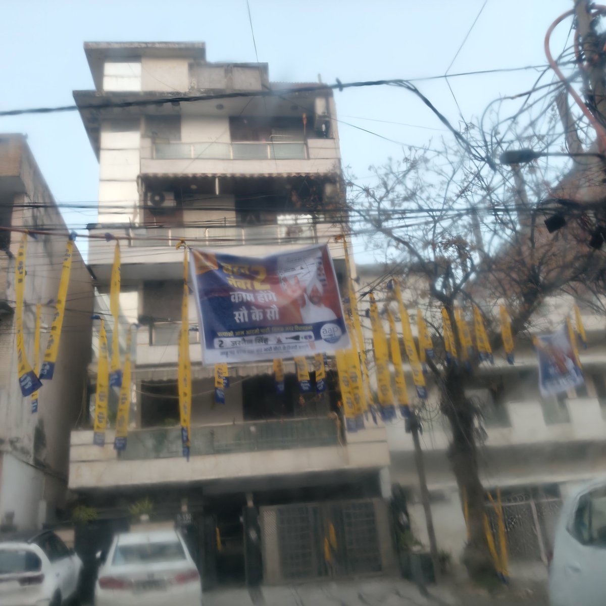 sarikatalwar's tweet photo. इसे कहते हैं, नहले पे दहला! सुबह सुबह मजा आ गया घर के सामने का माहौल देख कर !
#OnlyAAP #BallotNo-2 @JarnailSinghAAP जीत रहे है हम😇🧿 @ArvindKejriwal https://t.co/CLIvKyeutc