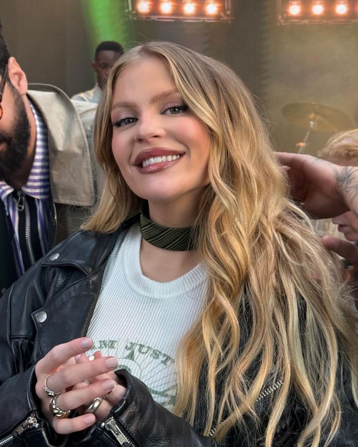 poponze's tweet photo. VEM HIT! Luísa Sonza é o primeiro nome confirmado no álbum pop de Ana Castela. https://t.co/ls9lhgba1Z
