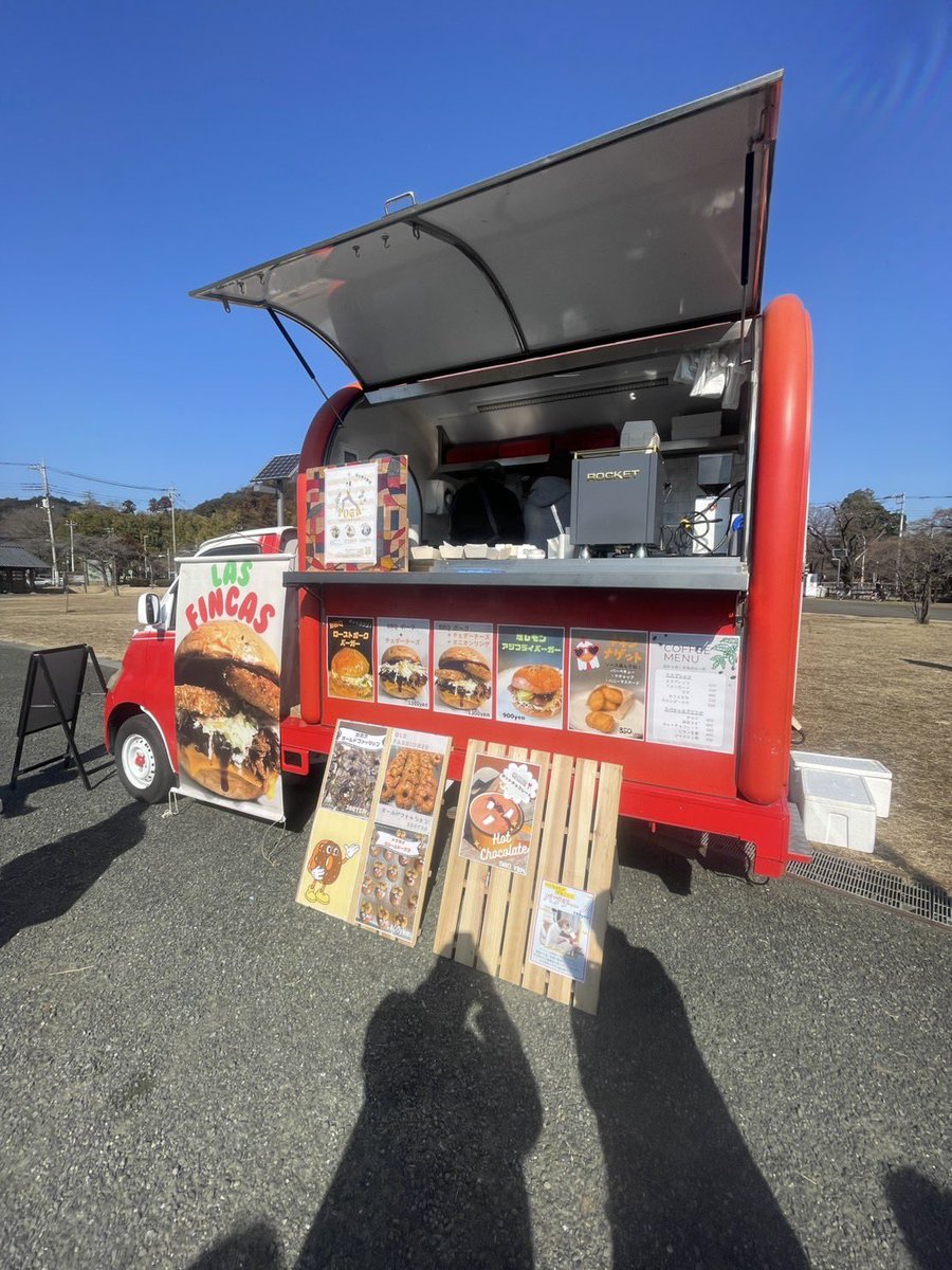 yknk_santaro's tweet photo. 市民会館の駐車場でキッチンカーフェス🚚
ラスフィンカスの
塩レモン アジフライバーガー
チキンナゲット(ハニーマスタードソース)
トナカイ クリームドーナツ
を購入🎶😋
#飯能市 #市民会館 #キッチンカーフェス #LASFINCAS #ラスフィンカス https://t.co/viMAnJ21lK
