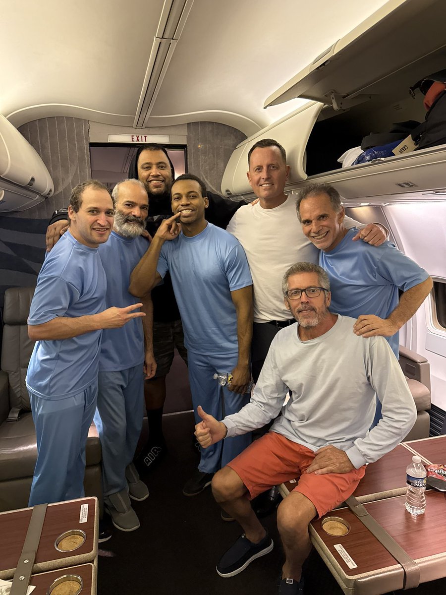 latablablog's tweet photo. #HablaTáctica  El avión  C-40B que trajo a Richard Grenell a Caracas despegó esta noche, con destino a los EEUU a las 19:29.  La foto de los seis estadounidenses la publicó el enviado especial a las 20:15.  Como lo dijo el 20ENE "Hablar es (fue) la (su ) táctica". https://t.co/TNTcb0XrL0