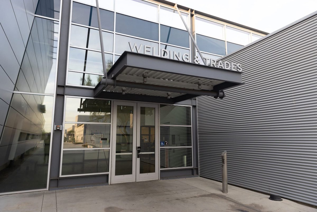 LBCityCollege's tweet image. Can’t track down your class? We’re here to help! 

Read 1st comment to see buildings around our Trades, Technology, and Community Learning Campus

If you need assistance, stop by the Welcome Week “Ask Me” Tables and connect with us!

#LBCC #ClassSchedule #SpringSemester