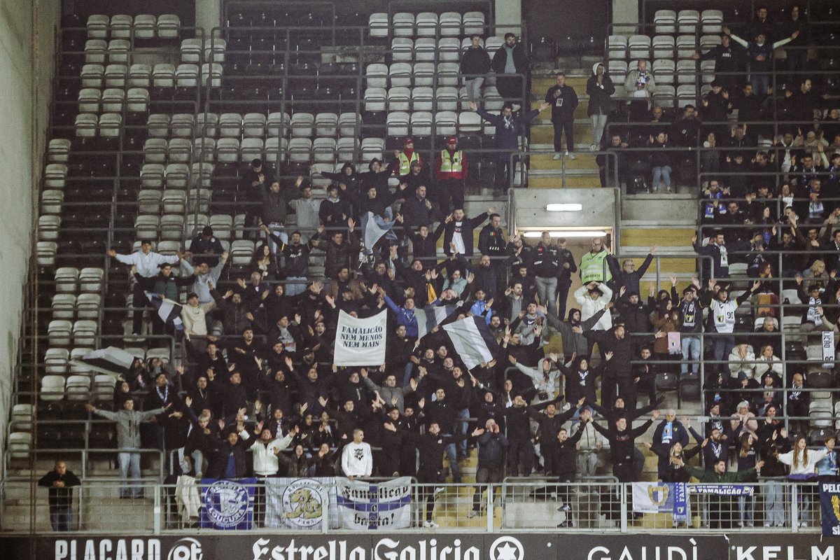 Aquela energia positiva da bancada ⚡

⚪️🔵 #TalentoeMentalidade #amordeperdicao #LigaPortugal #BFCFCF #DiadoVilaNova