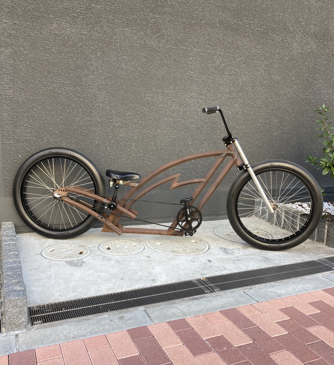 SLOWCYCLEbyLSP's tweet photo. 【HB Cruiser Lightninig Bolt 販売中‼︎】
シマノ内装3段ギア_BOXKARS シフターが付いたスペシャルな1台👍

もう2度と販売されることのない商品です‼︎
気軽にお問い合わせください。

#hbcruisers
#slowcycle
#customcruiser
#beachcruiser
#スローサイクル
#カスタムバイク 
#カスタムカルチャー https://t.co/qjgI8Wq7qf