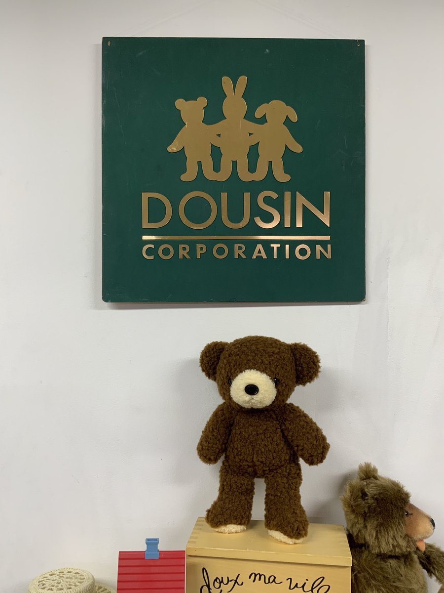 Dousin_kawaii's tweet photo. ぬいぐるみ日本工場の今🧸

・状況
高齢化とミシンなどの設備が古く保守部品が手に入らないために稼働が上げられない🏭

ぬいぐるみを国内で作るメーカーが少ないので、生地が流通していない👕

流通生地がなくなると全て反物で特注する必要があり、ロットが多く生産を断念するメーカーが増える🧸

生地が消費されない状況が続くと、繊維メーカーが糸の輸入や生産をやめてしまう🧵

日本の物作りは分業制を採っている事が多く
目鼻のパーツや糸を仕入れる会社→生地を作る工場→裁断をする工場→仕上げをする工場

という具合で分かれているケースが多いので、どこか一軒が廃業すると連鎖廃業をする可能性がある🏭😭

日本製のぬいぐるみがなぜ珍しいかと言いますと、簡単に書いただけでもこれだけのハードルを超えて産まれているからです🤔
しかも売り場はキャラクター全盛、、、年々お取り扱い店は減っております🤔そうなるとメーカー側の注文が減り、工場の生活がままならず廃業する、、、そんな負の連鎖を抱えております🤔

一部工場では、敢えてインボイス制度に登録していないところもあります😭『どうせ注文ないし』『めんどくさい注文来ても断れるし』という部分もあるんだと思います🤔

フカフカの工場は頑張ってくれていますが、上述の項目全てがガッツリ当てはまっています🏭弊社は微力ながら、ラインナップ商品に関しましては常に注文を入れ続けています🧸というより常に最低ロット(フカフカならSサイズで一色約700−800体)を3色以上は預けております🤔

納期の順番の希望を出したり、期末なので今月はゆっくりにして‼️というお願いはしますが、希望と違っても出てきたものは仕入れるようにしています🤔

それが工場への最低限のリスペクトだと考えます🫡たまに喧嘩もしますけど🥺

一部工場では中国で作られたボディーの仕上げだけをしたり
今月は１０個‼️急いで‼️でも来月はいらないからゼロ‼️という無茶な希望に応えることで疲弊しているようです😭

どげんかせんとなぁ🤔と最近そればっかり考えています
弊社の方で簡単かつロットを守った発注を入れられれば🤔

やりますか、、、、復刻クマ🧸