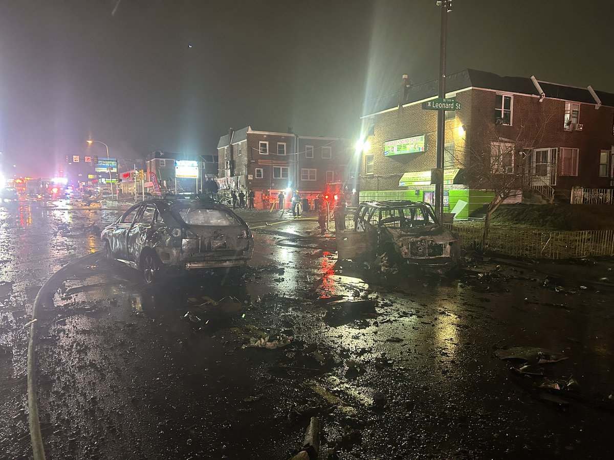 PhillyCrimeUpd's tweet photo. Really hoping these vehicles were unoccupied 😢 https://t.co/qF9S00boWE