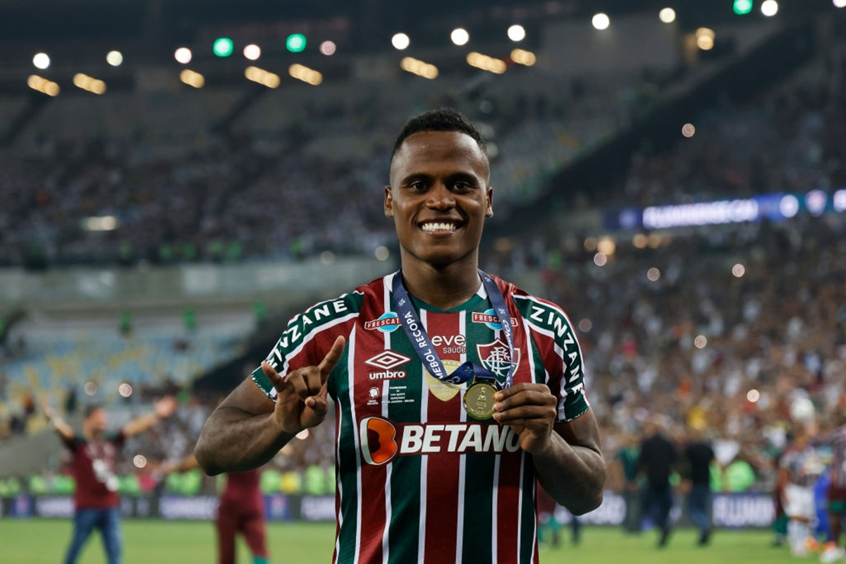 Jhon Árias renova com o Fluminense e aceita o projeto oferecido pelo clube: a possibilidade de se tornar um dos maiores ídolos da história da instituição. O Fluminense ofertou ao colombiano um dos mais valiosos contratos que o tricolor  já ofereceu a um jogador em toda a história