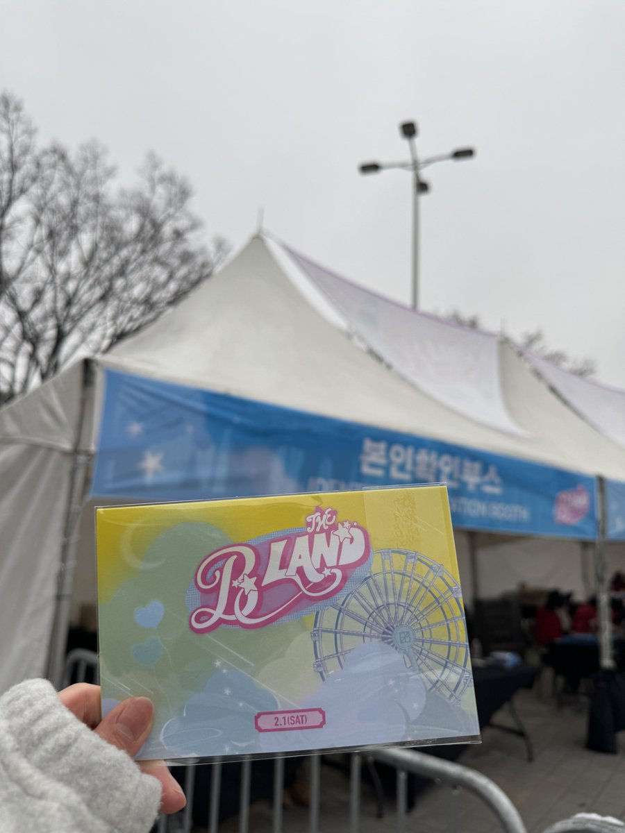 [📢] THE BOYZ FAN-CON <THE B LAND> DAY 2💛 본인 확인 부스에 더비들을 위한 엽서 &amp; 포토카드 세트가 준비되어 있습니다🎁 팔찌 교환 시 꼭 받아 가세요‼️

#THEBOYZ #더보이즈
#THEBLAND #더비랜드