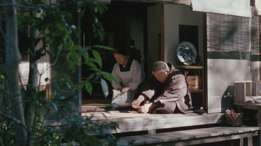 เคย 'คิดถึงบ้าน' หรือเคยกลับไปบ้านที่จากมาแล้วรู้สึกว่ามันเล็กลงไหม

วีรสุ แซ่แต้ สถาปนิกและเจ้าของคอลัมน์ Set Design พาไปสำรวจบ้านในซีรีส์ Asura ที่สะท้อนเรื่องราวของ 4 พี่น้องบ้านทาเคซาวะที่กลับมาพบกันหลังจากแยกย้ายไปตามเส้นทางชีวิตของตัวเอง

ตั้งแต่โครงสร้าง สไตล์การตกแต่ง