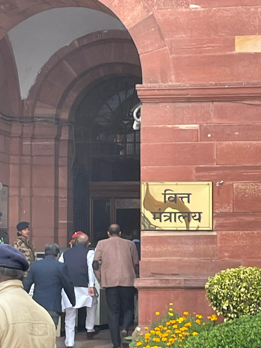 AnchorDeepak_'s tweet image. DFS Nagaraju फाइनेंस मिनिस्ट्री पहुंचे।
@AnuveshRath #AnilSinghvi #BudgetOnZee