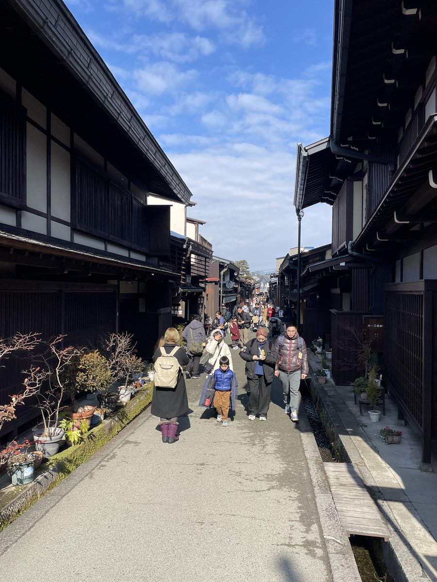 Hide_sh_2022's tweet photo. 高山なう。ここも外国人だらけ。日本人は少数派。 https://t.co/mtWejhHxBH
